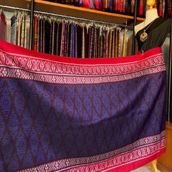 ซิ่น ผ้าไหมมัดหมี่ ทอยกดอกลูกแก้ว ขนาด 1x2เมตร พื้นสีน้ำตาลเชิงแดง รหัส L9A-MD-09066811