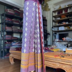 ซิ่น ผ้าซิ่นอัญญานาง ไหมบ้านทอมือ สีธรรมชาติ ขนาด 120x200ซม ลายดอกหางปลาวา พื้นสีม่วง รหัส N9-SIL0530661