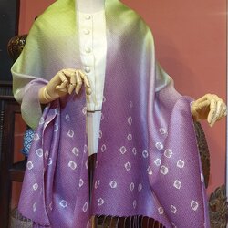 พรีออเดอร์ 3-7วัน ผ้าคลุมไหล่ไหม ยกดอก มัดย้อม ไล่เฉดสี ขนาด 65x200ซม. พื้นสีเขียว สีม่วง รหัส ZYE-TT1027661