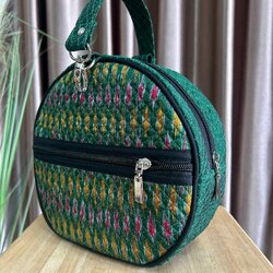 กระเป๋าผ้าไหม ทรงแตงโม ขนาด 3x8x8นิ้ว สีเขียว รหัส GLA-PK-03316813