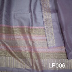 (ผ้าชุด) ผ้าไหมยกดอกลำพูน (สีพื้น 2เมตร+ลาย 2.4เมตร) สีม่วงอมเทา รหัส N90-AA-LP006