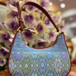 กระเป๋าถือ ไหมแพรวา ไหมแท้ เฉดสีฟ้า รหัส GLA-BM-1224661331