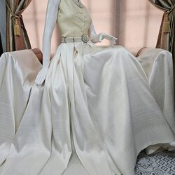 ซิ่น ผ้าไหมยกสุรินทร์ ทอมือโบราณ ยกดอก 25ตะกอ ขนาด1x2เมตร ลายพุ้มเล็ก พื้นสีขาวนวล รหัส N11-TT-0703671524