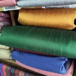 ผ้าไหมสีพื้น ไหมลืบเนื้อเบา ไหมแท้ สีเขียวหัวเป็ดเข้ม (ราคาต่อหลา) รหัส D-2502681