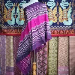 ผ้าคลุมไหล่ผ้าไหม ไหมแท้ 6ตะกอ ยกดอกลูกแก้ว มีหน้านาง ชายครุย ขนาด 60x200ซม. พื้นสีม่วงชมพู รหัส L5A-NY-0119676