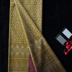 ซิ่น ผ้าไหมมัดหมี่ ทอยกดอก 6ตะกอ ขนาด 1x2 เมตร ลายนารีรัตนราชกัญญา สีเหลืองทองหม่น รหัส PCS-NY-11226813