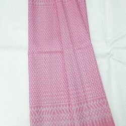 ซิ่น ผ้าไหมมัดหมี่ 2ตะกอ ขนาด กว้าง 95ซม. ยาว 2หลา พื้นสีชมพู รหัส R1Q-492