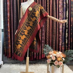 ผ้าพันคอไหม ผ้าไหมทอยกดอก 5ตะกอ ขนาด 35x190ซม.ลายกวาง มีหน้านางชายครุย สีดำทอง L4E-PS-042467173731