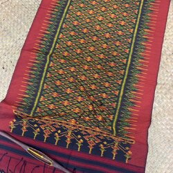 ผ้าคลุมไหล่ ผ้าไหมทอยกดอก ขนาด 60x200ซม.ลายมัดหมี่ มีหน้านางชายครุย สีเขียว รหัส L5A-AA-04176716531