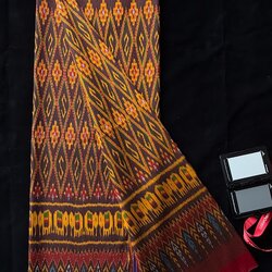 ซิ่น ผ้าไหมมัดหมี่ 3ตะกอ ทอควบเส้น ขนาด 1x2 เมตร ลายขอประยุกต์ พื้นสีแดง รหัส PCS-NY-11226824