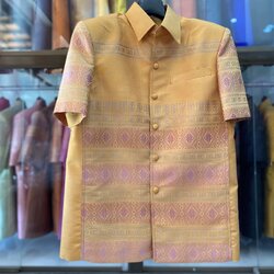 เสื้อสูทไหมแพรวา แขนสั้น พื้นสีเหลืองทอง ไซส์ M รหัส DR-BM-12156609449