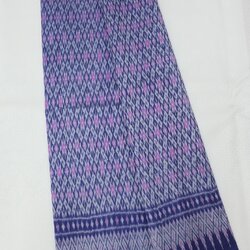 ซิ่น ผ้าไหมมัดหมี่ 2ตะกอ ขนาด กว้าง 95ซม. ยาว 2หลา พื้นสีน้ำเงิน รหัส R1Q-480