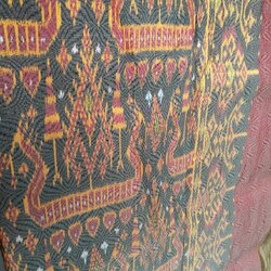 ซิ่น ผ้าไหม ลูกแก้วมัดหมี่ ทอยกดอกลีลาวดี ขนาด 1x2เมตร พื้นสีแดง รหัส L9A-NY0720661