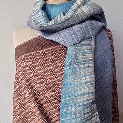 ผ้าคลุมไหล่ผ้าไหม ไหมแท้ เนื้อหยาบนุ่ม ขนาด 65x180ซม.สีฟ้า-สีเทา รหัส ZM-119-111368