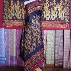 ซิ่น ผ้าไหมมัดหมี่ 3ตะกอ ขนาด 1x2เมตร สีแดงเม็ดมะขาม รหัส R2Q-NY-03206708292