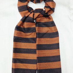 ผ้าคลุมไหล่ผ้าไหม ไหมแท้ ทอลายมัดหมี่ เนื้อหยาบนุ่ม ขนาด 67x180 สีน้ำตาลดำ รหัส ZM-ST-074