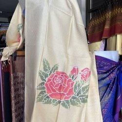 ผ้าคลุมไหล่ไหม ลูกแก้ว บาติก ขนาด 60x180ซม. พิมพ์ลายบาติกเขียนเทียน พื้นสีขาวครีม รหัส ZYE-NY-102267