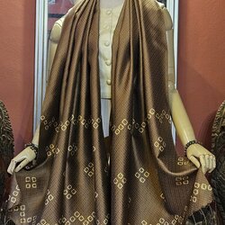 ผ้าคลุมไหล่ไหม ยกดอก มัดย้อม ไล่เฉดสี ขนาด 65x200ซม. สีน้ำตาลเข้มทอง รหัส ZYE-TT-1224661