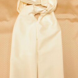 ผ้าคลุมไหล่ผ้าไหม ไหมแท้ ขนาด 60x200cm พื้นสีครีมขาว รหัส ZYB-054