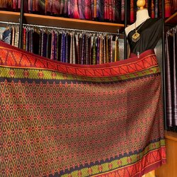 ซิ่น ผ้าไหมมัดหมี่ ทอยกดอกลูกแก้ว ขนาด 1x2เมตร พื้นสีแดง รหัส L9A-MD-09066820