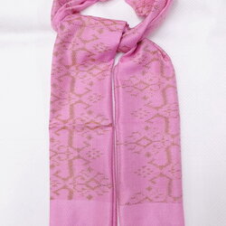 ผ้าคลุมไหล่ผ้าไหม มัดหมี่ ไหมแท้ มีชายครุย ขนาด 50x180ซม. สีชมพู รหัส L4B-ST-216