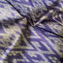 ผ้าไหมมัดหมี่ เนื้อไหมบ้าน ไหมแท้ทอมือ 3ตะกอ ขนาด 1x2เมตร พื้นสีม่วง รหัส R2Q-148-1126688