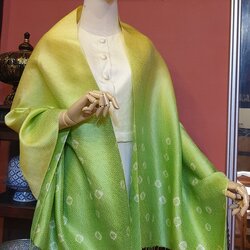 พรีออเดอร์ 3-7วัน ผ้าคลุมไหล่ไหม ยกดอก มัดย้อม ไล่เฉดสี ขนาด 65x200ซม. สีเหลือง สีเขียว รหัส ZYE-TT1027662