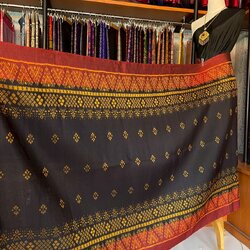 ซิ่น ผ้าไหมมัดหมี่ ทอยกดอกลูกแก้ว ลายดอกดาวเรือง ขนาด 1x2เมตร พื้นสีดำเชิงแดง รหัส L9A-MD-09066816