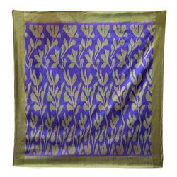 ผ้าพันคอไหมมัดหมี่ สี่เหลี่ยมจัตุรัส ขนาด 90x90ซม.ท้องผ้าสีน้ำเงินขอบสีเขียว รหัส ZTG-107-0322684