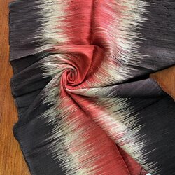 ผ้าคลุมไหล่ผ้าไหม ไหมแท้ เนื้อหยาบนุ่ม ขนาด 60x200ซม.สีดำ-สีขาวแดง รหัส ZM-119-1120682