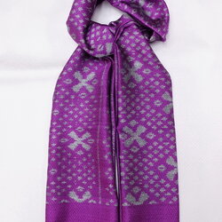 ผ้าคลุมไหล่ผ้าไหม มัดหมี่ ไหมแท้ มีชายครุย ขนาด 50x180ซม. สีม่วง รหัส L4B-ST-212