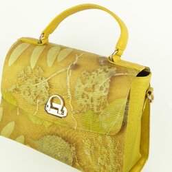 กระเป๋าถือ ผ้าไหม ไหมแท้ 100% ขนาด 9x10นิ้ว ลายใบไม้ สีเหลือง ทรงที่1 รหัส GLC-77-0917674