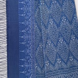 ซิ่น ผ้าไหมมัดหมี่ทอยกดอก 6ตะกอ สีธรรมชาติ ขนาด1x2เมตร มีหน้านางชายครุย พื้นสีน้ำเงิน รหัส L1-69-09076715