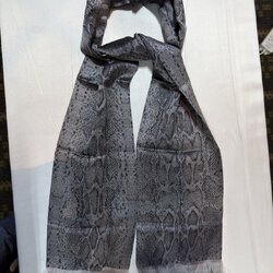 ผ้าพันคอไหม ขนาด 16x156ซม. มีนางหน้าชายครุย ลายโฮลนาคา พื้นสีเทาดำ L4E-76-12046815