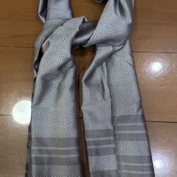 ผ้าคลุมไหล่ผ้าไหม ไหมแท้ ยกดอกลีลาวดี เนื้อละเอียด ขนาด 63x200ซม. สีเทา รหัส ZYG-AA-111868172