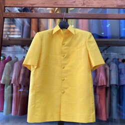 เสื้อสูทไหมแพรวา แขนสั้น พื้นสีเหลือง ไซส์ M รหัส DR-BM-121566094422