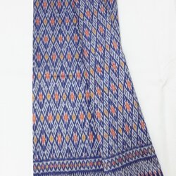 ซิ่น ผ้าไหมมัดหมี่ 2ตะกอ ขนาด กว้าง 95ซม. ยาว 2หลา พื้นสีน้ำเงิน รหัส R1Q-477