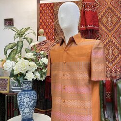 เสื้อสูทไหมแพรวา แขนสั้น พื้นสีส้ม ไซส์ M รหัส DR-BM-11296609143