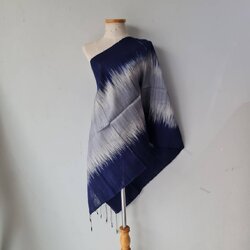 ผ้าคลุมไหล่ผ้าไหม ไหมแท้ เนื้อหยาบนุ่ม ขนาด 65x180ซม.สีน้ำเงินกรมท่า-สีเทา รหัส ZM-119-1113681