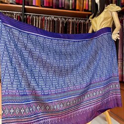 ผ้าไหมมัดหมี่ ไหมแท้ทอมือ 3ตะกอ ขนาด 1x2เมตร ลายร้อยดาว พื้นสีน้ำเงิน รหัส R2Q-MD-0906681