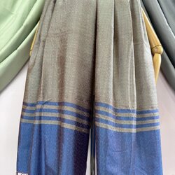 ผ้าคลุมไหล่ ผ้าไหมมัดหมี่ ขนาด 65x200ซม.ลายอัมปรม พื้นสีเทาสีน้ำเงิน รหัส L5A-DN-08166713144