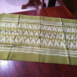 ผ้าคลุมไหล่ผ้าไหม มัดหมี่ ยกดอก มีชายครุย ขนาด 50x180ซม.ลายแพทเทิล สีเขียว รหัส L4B-NY-1227661013