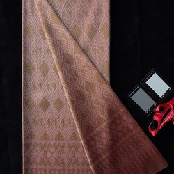 ซิ่น ผ้าไหมมัดหมี่ ยกดอก 6ตะกอ สีธรรมชาติ ขนาด 1x2 เมตร ลายขอประยุกต์ พื้นสีชมพู รหัส PCS-NY-11226828