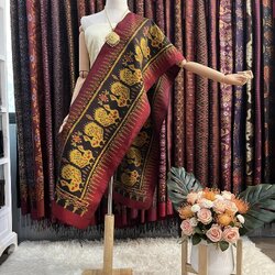 ผ้าพันคอไหม ผ้าไหมทอยกดอก 5ตะกอ ขนาด 35x190ซม.ลายนกยูง มีหน้านางชายครุย พื้นสีแดง L4E-PS-042467173728