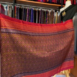 ซิ่น ผ้าไหมมัดหมี่ ทอยกดอกลูกแก้ว ขนาด 1x2เมตร พื้นสีแดง รหัส L9A-MD-09066817