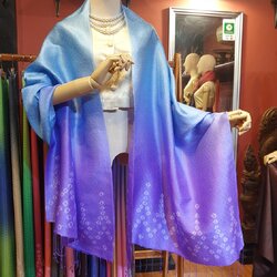 พรีออเดอร์ 3-7วัน ผ้าคลุมไหล่ไหม ยกดอก มัดย้อม ไล่เฉดสี ขนาด 65x200ซม. พื้นสีฟ้า สีม่วงคราม รหัส ZYE-TT09306620414