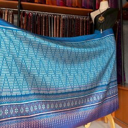 ผ้าไหมมัดหมี่ ไหมแท้ทอมือ 3ตะกอ ขนาด 1x2เมตร ลายร้อยดาว พื้นสีฟ้า รหัส R2Q-MD-0906685