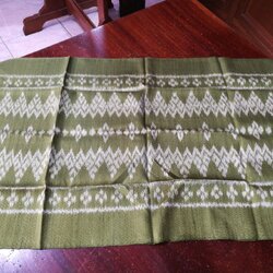 ผ้าคลุมไหล่ผ้าไหม มัดหมี่ ยกดอก มีชายครุย ขนาด 50x180ซม.ลายแพทเทิล สีเขียว รหัส L4B-NY-1227661013