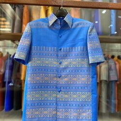 เสื้อสูทไหมแพรวา แขนสั้น พื้นสีฟ้าเข้ม ไซส์ M รหัส DR-BM-121566094428