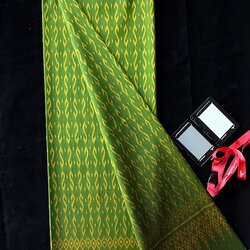 ซิ่น ผ้าไหมมัดหมี่ ไหมบ้าน 3ตะกอ ขนาด 1x2 เมตร ลายขอพระราชทาน สีเขียว รหัส PCS-NY-1122688